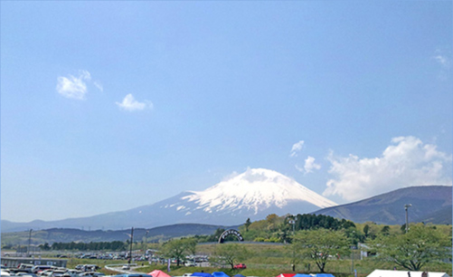テレテック中継車のあるパーキング１９からも眩しいくらいの富士山が。